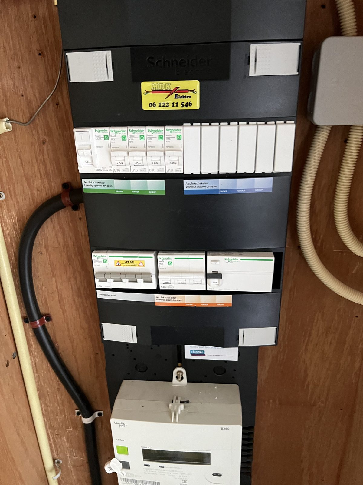 Schneider groepenkast met drie aardlekschakelaars en een sticker van MDK Elektro